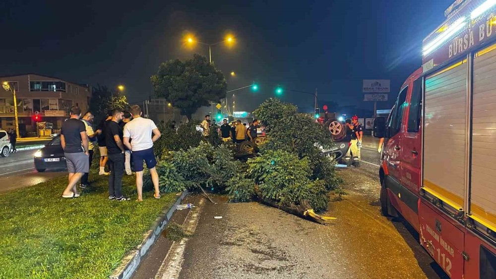 Reklam panosu çarptı ters döndü