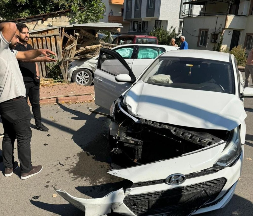 Bursa'da iki otomobilin çarpıştı! Ortalık savaş alanına döndü: 4 yaralı