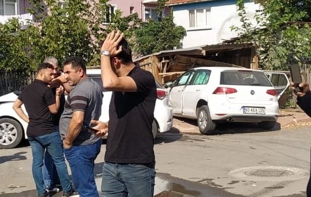 Bursa'da iki otomobilin çarpıştı! Ortalık savaş alanına döndü: 4 yaralı