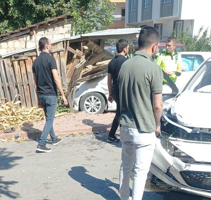 Bursa'da iki otomobilin çarpıştı! Ortalık savaş alanına döndü: 4 yaralı