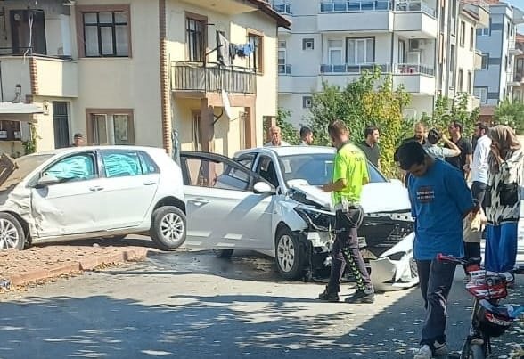 Bursa'da iki otomobilin çarpıştı! Ortalık savaş alanına döndü: 4 yaralı