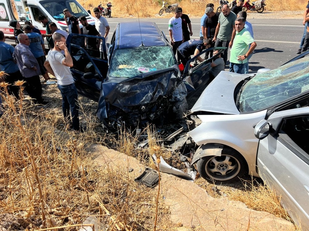 İki otomobil kafa kafaya çarpıştı! 1'i ağır, 11 yaralı