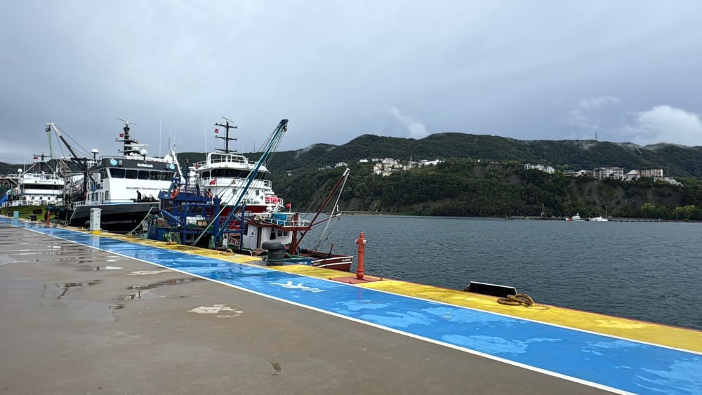 Amasra'da denizde fırtına uyarısı: Balıkçı tekneleri ve TPAO'nun sismik araştırma gemisi Oruçreis gemisi limana çekildi