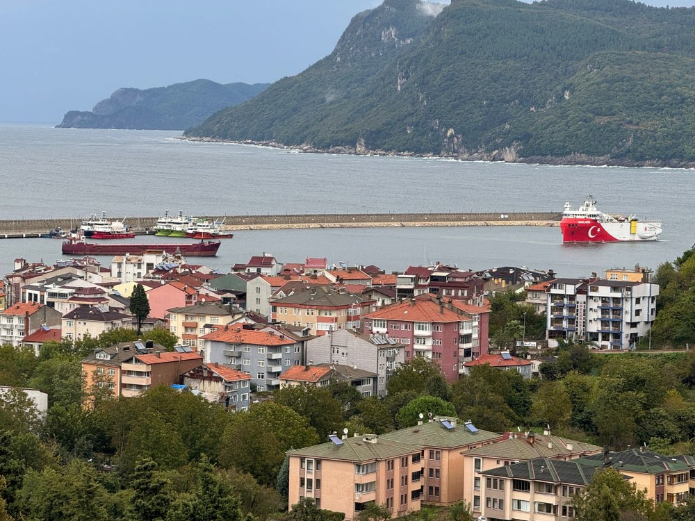 Amasra'da denizde fırtına uyarısı: Balıkçı tekneleri ve TPAO'nun sismik araştırma gemisi Oruçreis gemisi limana çekildi