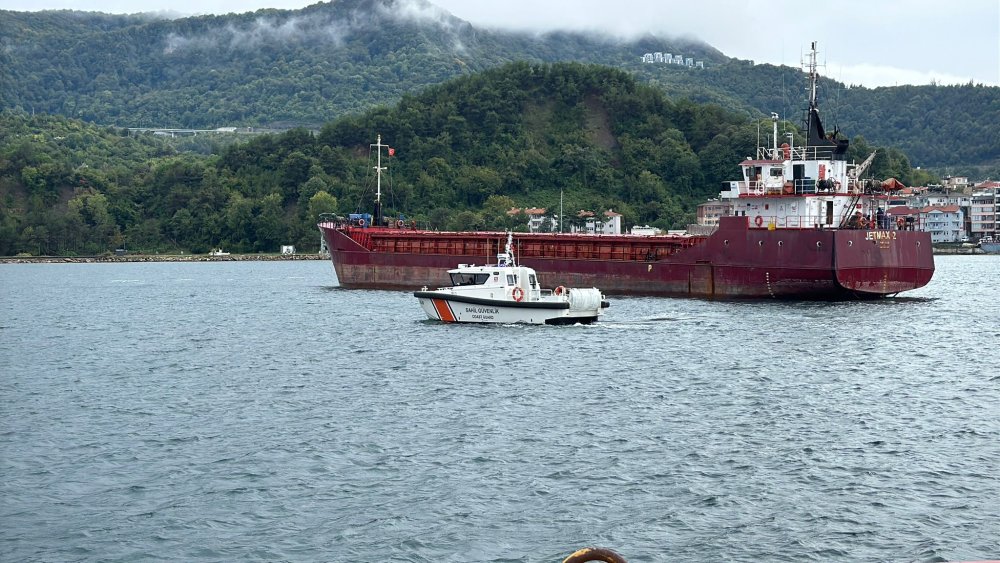 Amasra'da denizde fırtına uyarısı: Balıkçı tekneleri ve TPAO'nun sismik araştırma gemisi Oruçreis gemisi limana çekildi