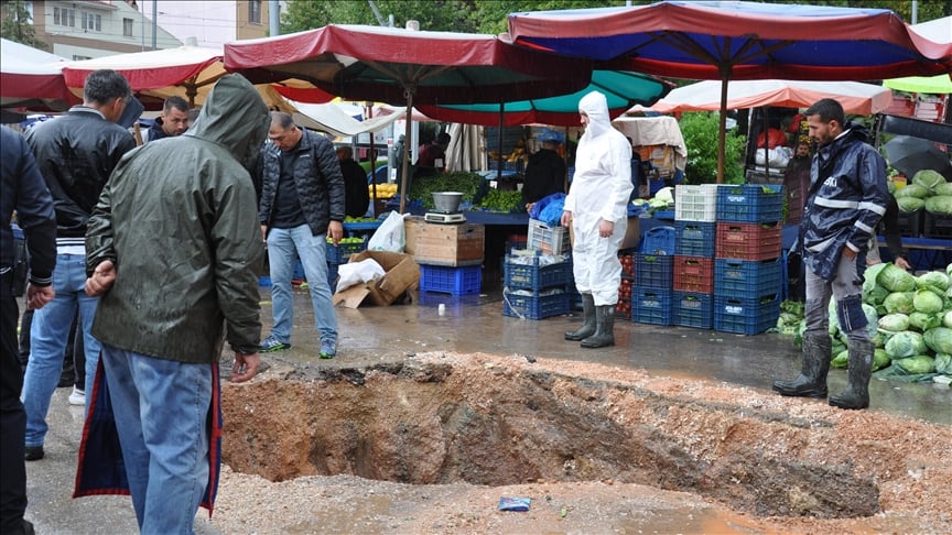 eskisehirde-pazar-kurulan-millet-caddesinde-yol-coktu-ya-pazar-kalabalik-olsaydi-yenicag-1.jpg