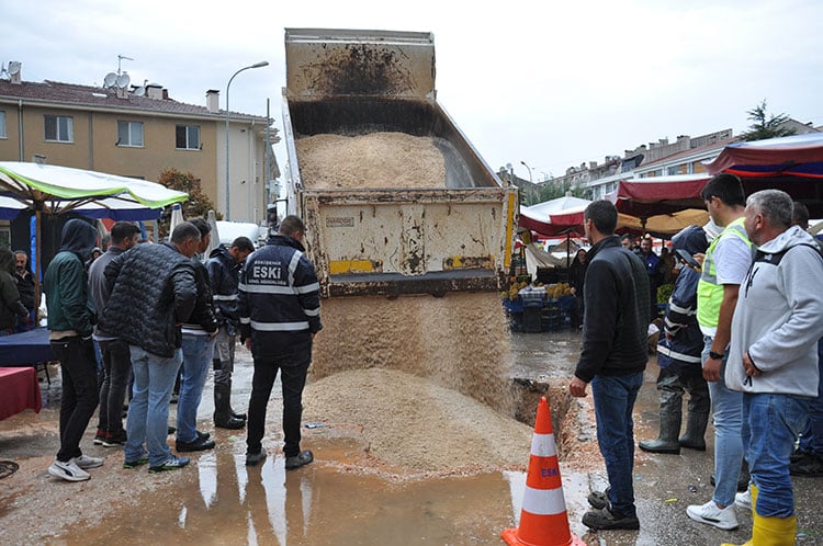 eskisehirde-pazar-kurulan-millet-caddesinde-yol-coktu-ya-pazar-kalabalik-olsaydi-yenicag-7.jpg