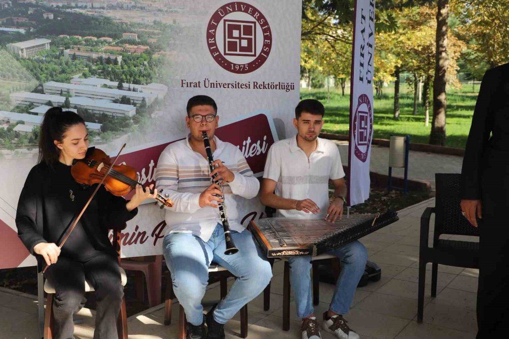 Rektör Göktaş, öğrencileri canlı müzik ve çiçeklerle karşıladı