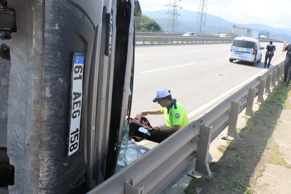 Tır sürücüsünü direksiyon başında arı soktu! Tır devrildikten sonra 50 metre sürüklendi