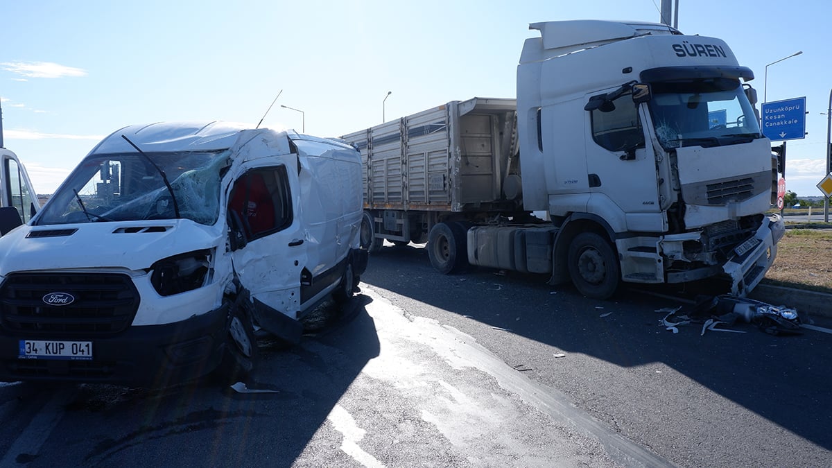 edirnede-korkunc-kaza-tir-minibuse-carpti-yenicag-4.jpg