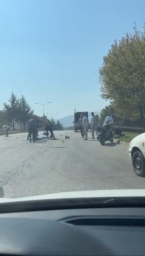 İnegöl'de sürücülerden örnek davranış! Kamyonetten düşen armutlar için seferber oldular