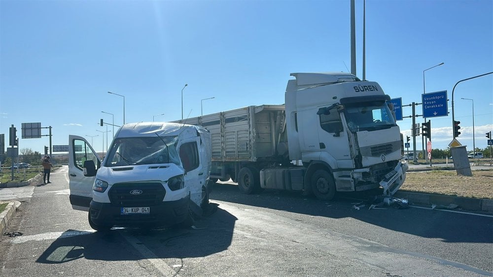 Kırmızıda geçen TIR kazaya neden oldu: O anlar kamerada