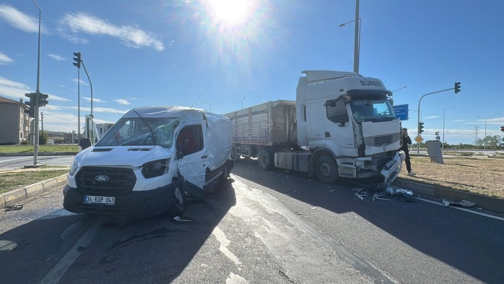 Kırmızıda geçen TIR kazaya neden oldu: O anlar kamerada