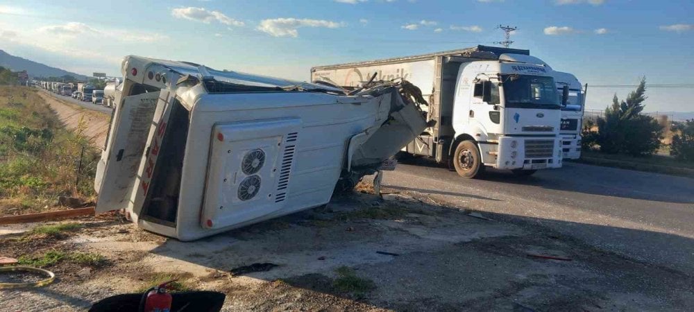 Manisa'da tır boş servis minibüsüne arkadan çarptı. O anlar kamerada