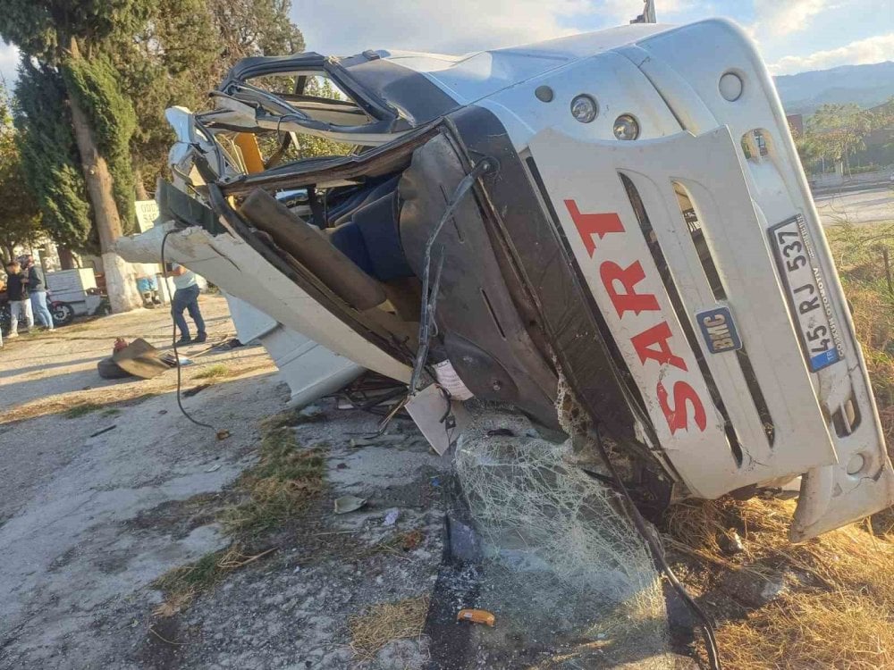 Manisa'da tır boş servis minibüsüne arkadan çarptı. O anlar kamerada