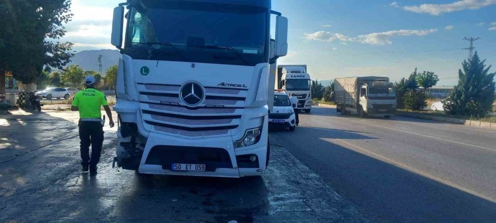 Manisa'da tır boş servis minibüsüne arkadan çarptı. O anlar kamerada