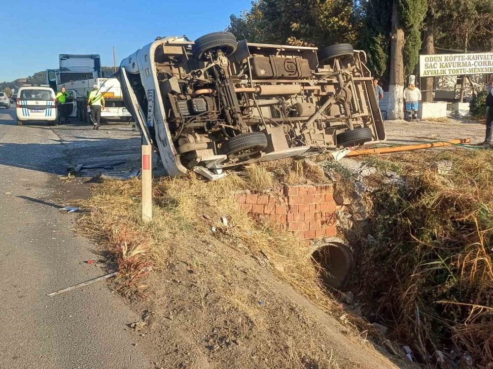 Manisa'da tır boş servis minibüsüne arkadan çarptı. O anlar kamerada