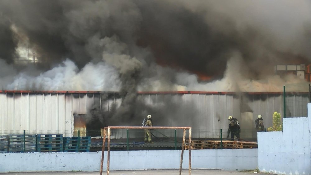 Sancaktepe'de soğuk hava deposunda yangın. Çok sayıda ekip sevk edildi