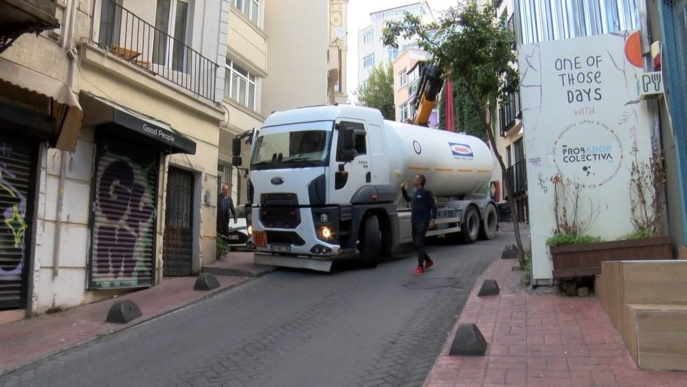 Beyoğlu'nda Tır dar sokakta takıldı! Yol 3 saat trafiğe kapalı kaldı