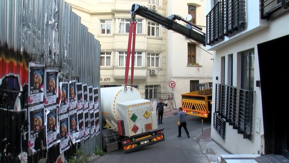 Beyoğlu'nda Tır dar sokakta takıldı! Yol 3 saat trafiğe kapalı kaldı