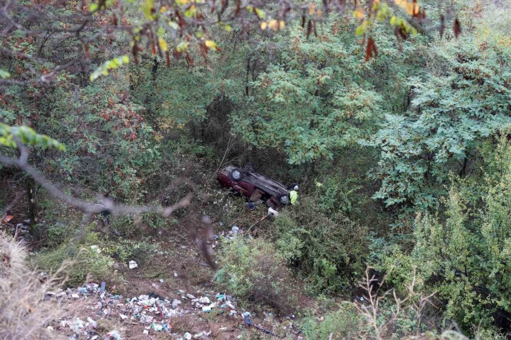 Gümüşhane'de uçuruma düşen otomobilden sağ çıktılar! 200 metrelik uçurumda kurtarılmayı beklediler