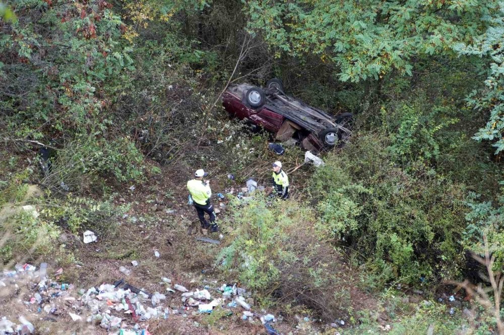 Gümüşhane'de uçuruma düşen otomobilden sağ çıktılar! 200 metrelik uçurumda kurtarılmayı beklediler