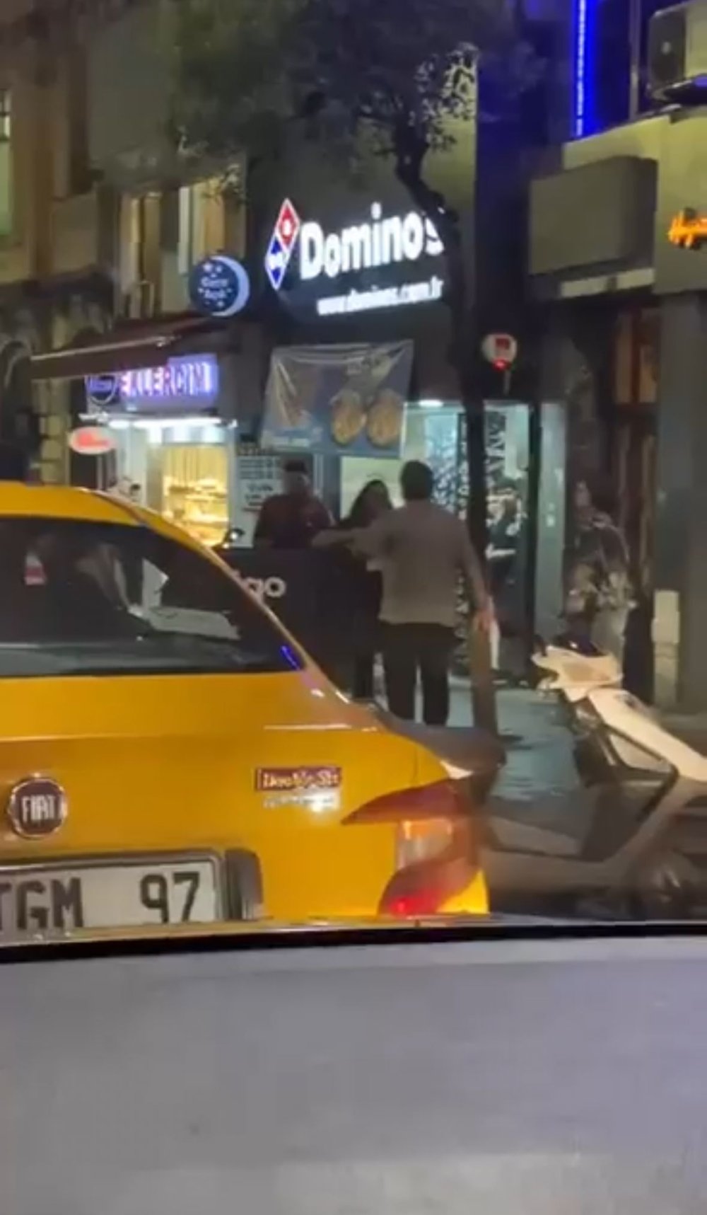 İstanbul Şişli'de taksici ile kadın yolcu arasında ücret tartışması kamerada