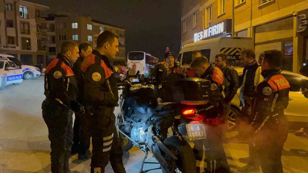 Polisten kaçarken kazaya neden oldu: 2’si polis 4 yaralı