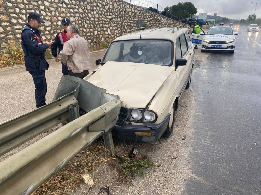 Sakarya-Bilecik yolunda kaza: Otomobil Bariyerlere Çarptı