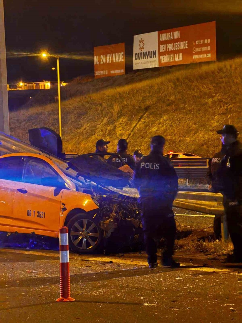 Ankara'da havalimanı yolunda feci kaza: Taksi bariyerlere ok gibi saplandı