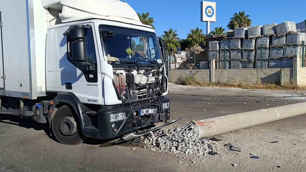 Antalya'da kaza: Beton direk yıkıldı, sürücü yaralandı