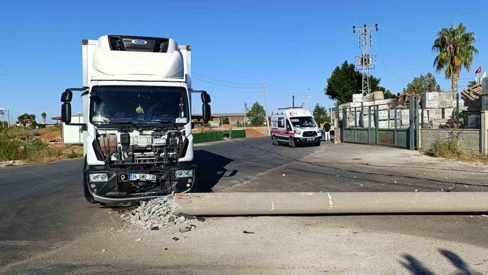 Antalya'da kaza: Beton direk yıkıldı, sürücü yaralandı