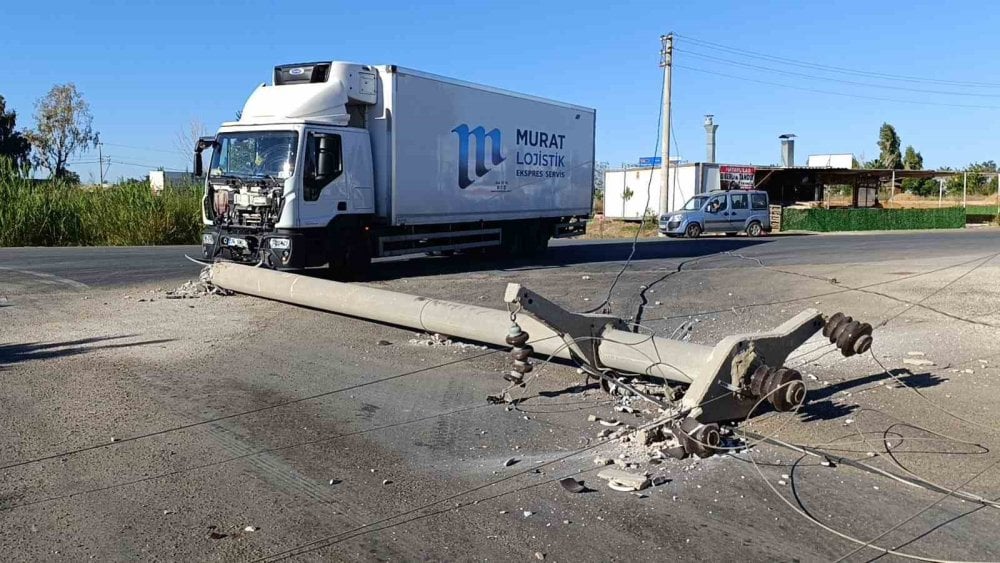 Antalya'da kaza: Beton direk yıkıldı, sürücü yaralandı