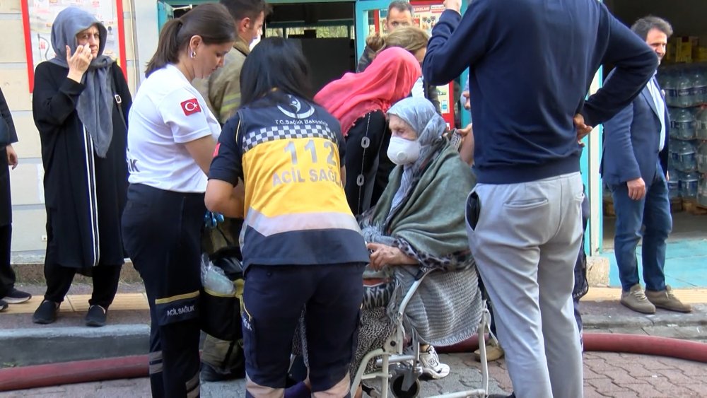 Bakırköy'de 3 katlı binada yangın dehşeti. İYİ Parti eski milletvekili de yangından etkilendi