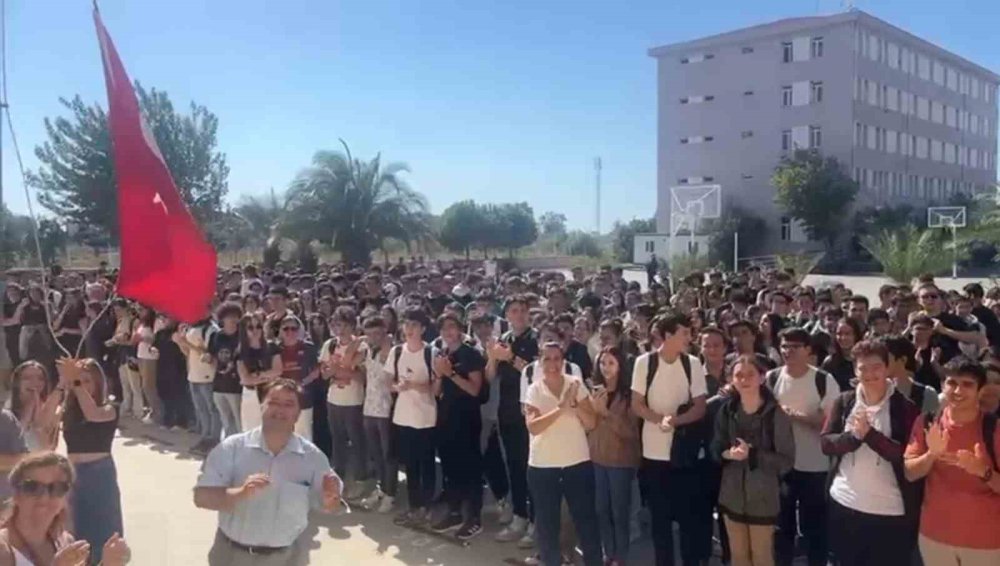 Çiğli Fen Lisesi'nde duygu dolu anlar: Halil Hoca'ya unutulmaz veda!