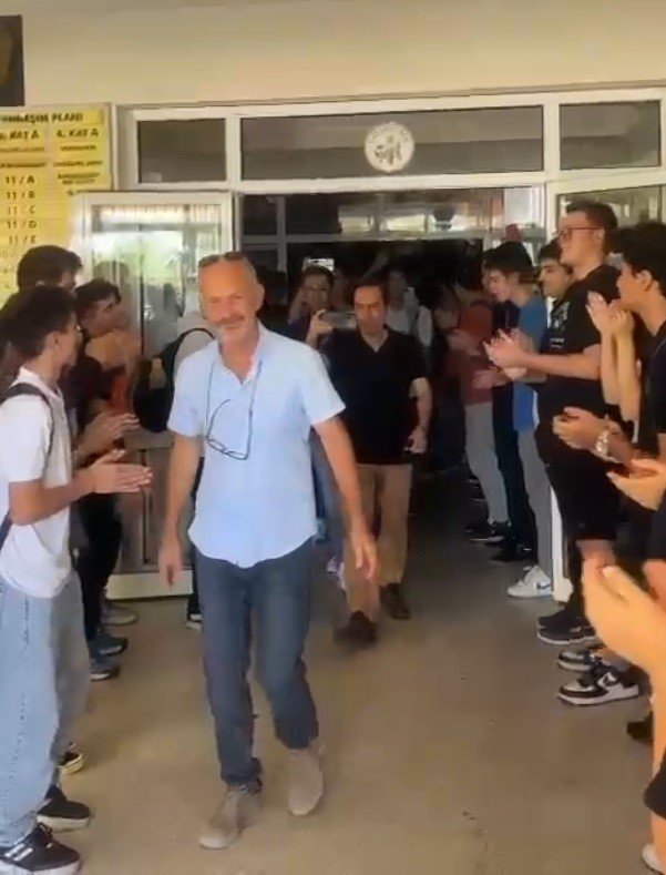 Çiğli Fen Lisesi'nde duygu dolu anlar: Halil Hoca'ya unutulmaz veda!