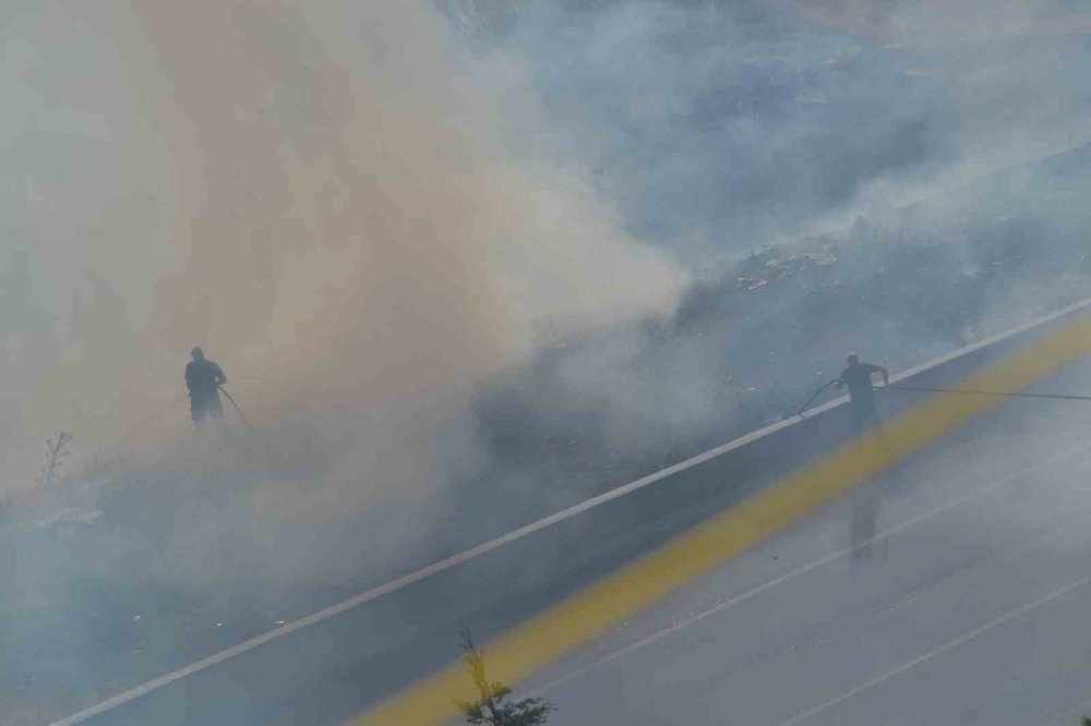 Balıkesir’de ot yangını mahalleyi tehdit etti