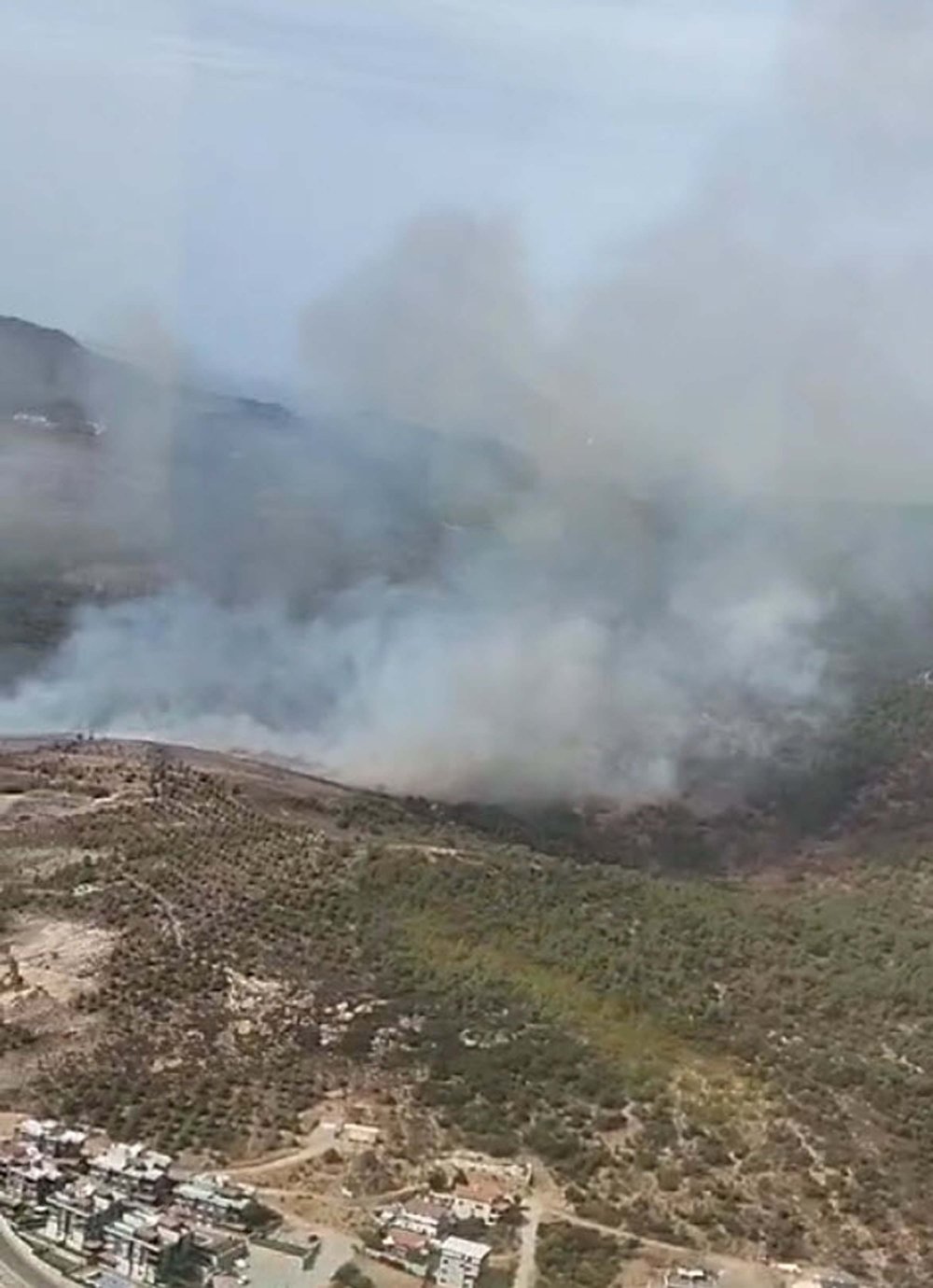 İzmir'de çöplükte çıkan yangın, ormana sıçradı