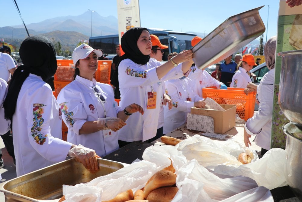 Vatandaşlara 1 ton sucuk döner dağıtıldı