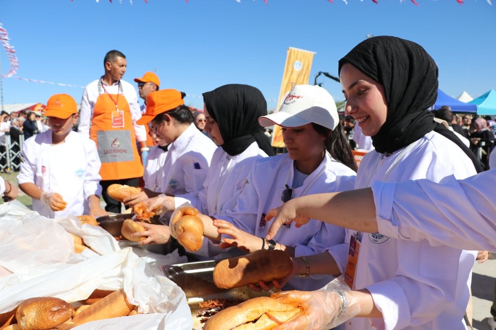 Vatandaşlara 1 ton sucuk döner dağıtıldı