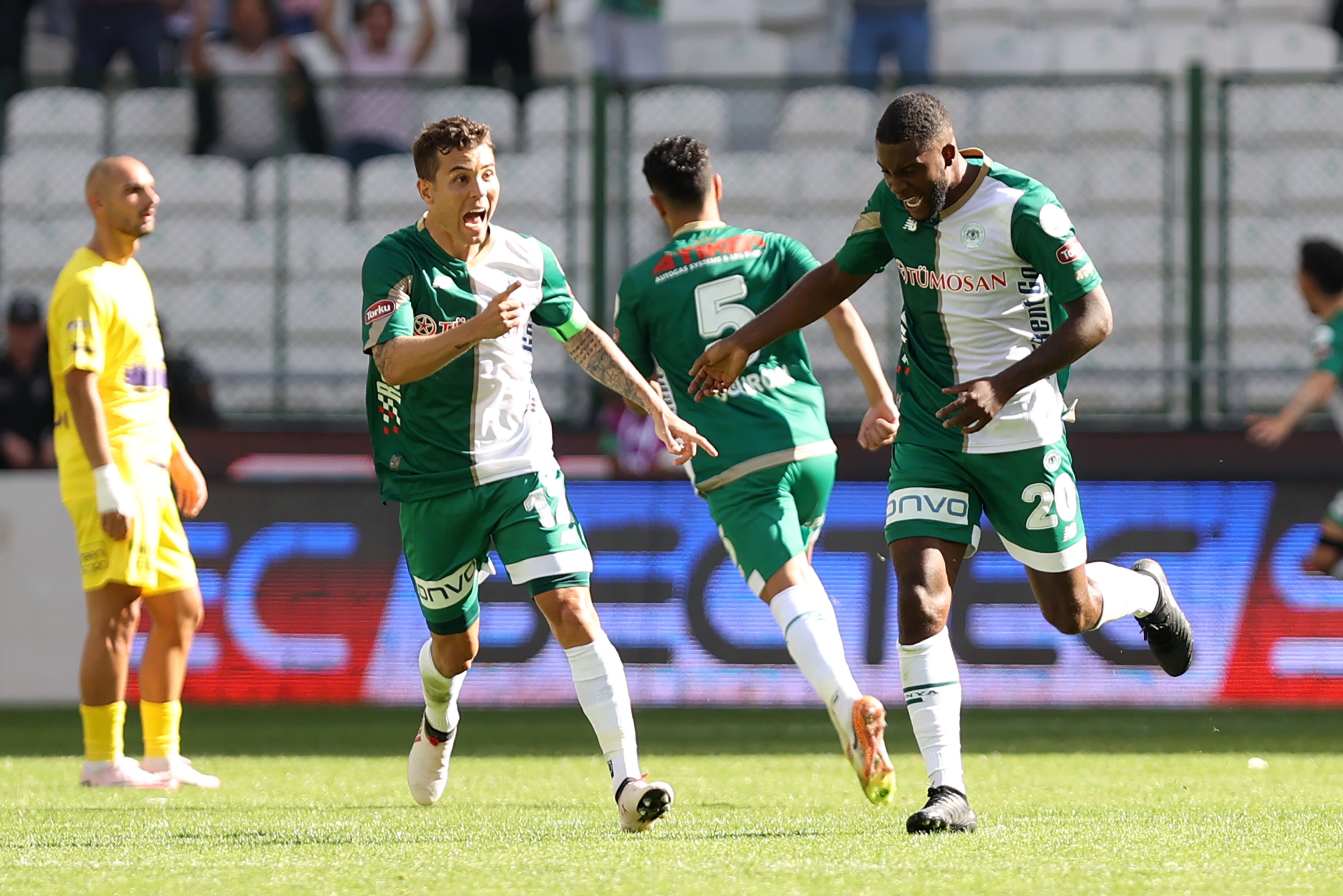 konyaspor-evindeki-ilk-galibiyetini-aldi-yenicag-6.jpg