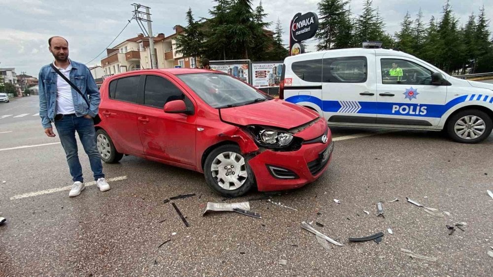 Kocaeli'de 2 otomobil çarpıştı: 2 çocuk yaralı