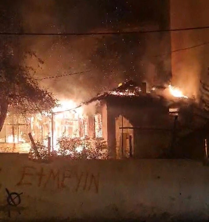 Çorlu'da metruk bina küle döndü: Mahalleli tepkili