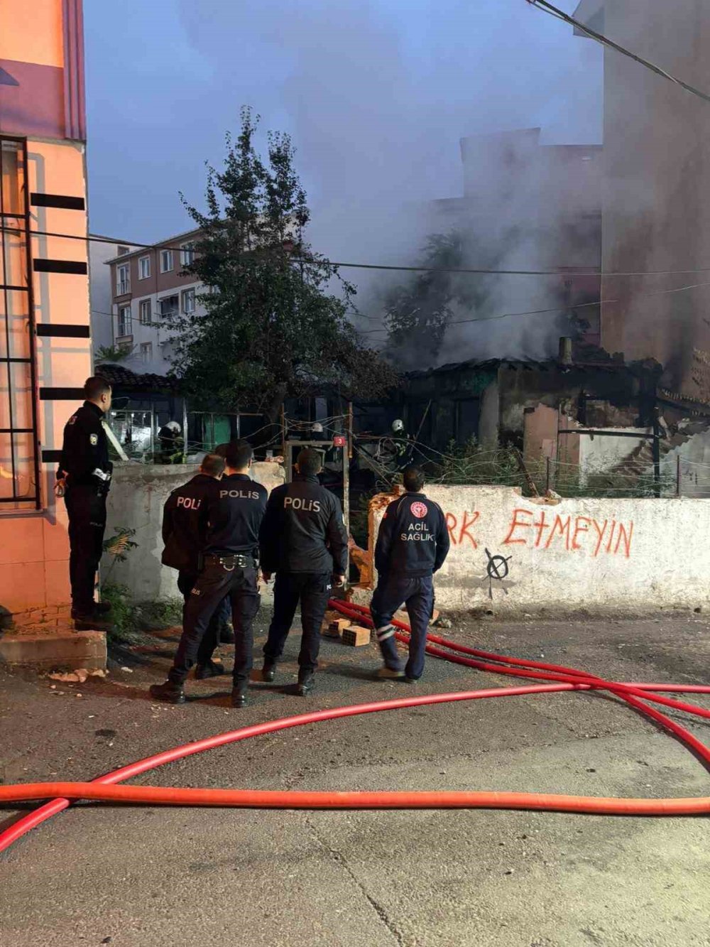 Çorlu'da metruk bina küle döndü: Mahalleli tepkili