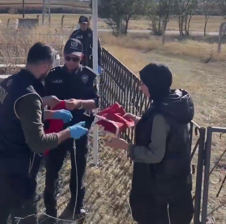 Erzurum'un Hınıs ilçesinde şehidin kabrinin temizliğini ve bakımını kardeşi ve polis el birliğiyle yaptı