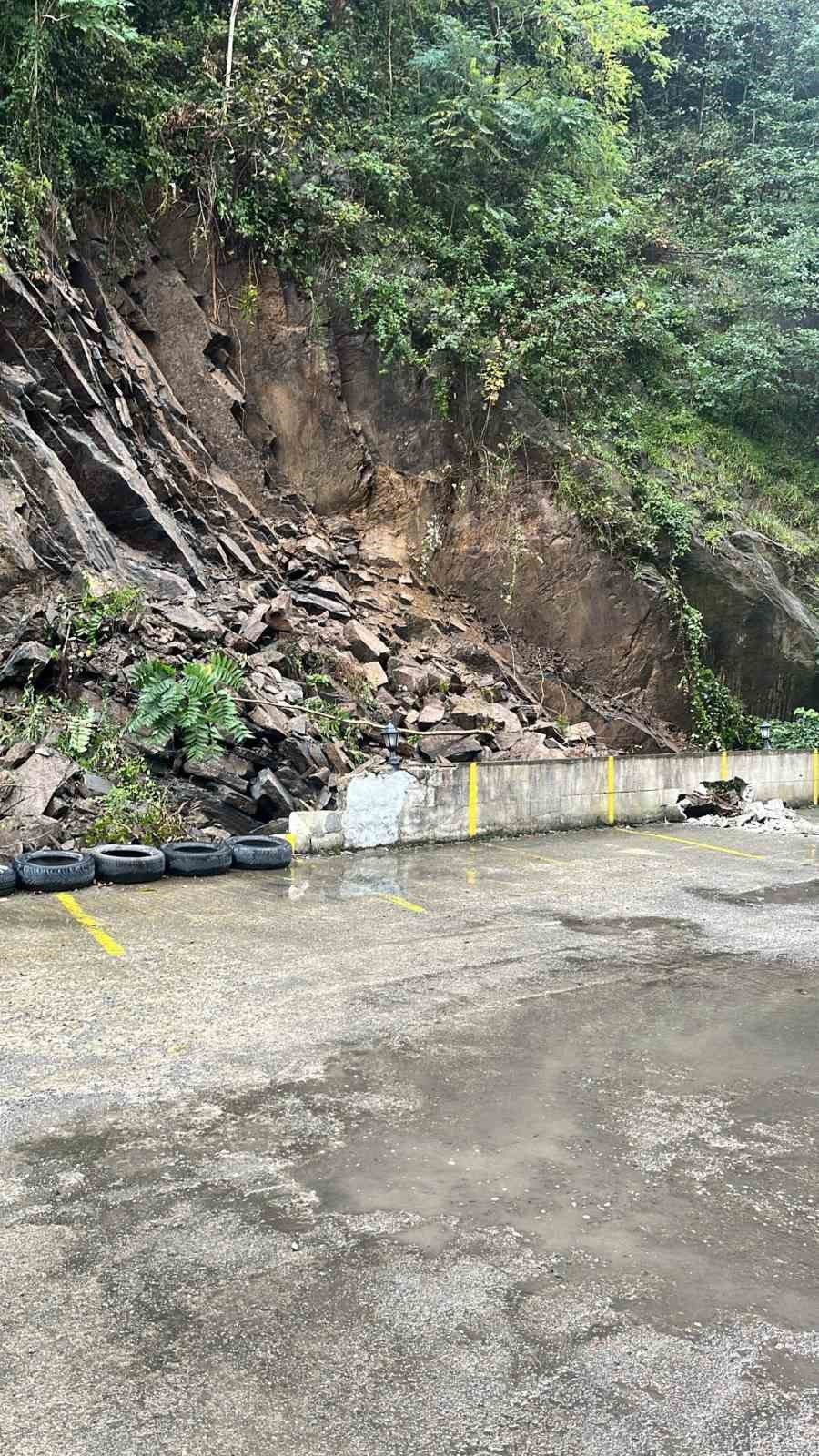 Hopa’da heyelan: 6 lüks araç ve motosiklet zarar gördü