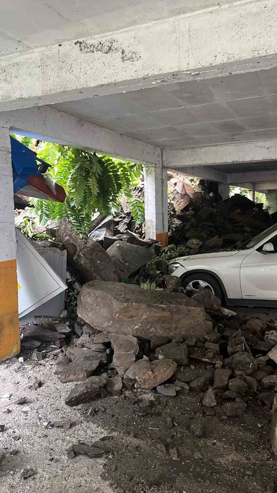 Hopa’da heyelan: 6 lüks araç ve motosiklet zarar gördü