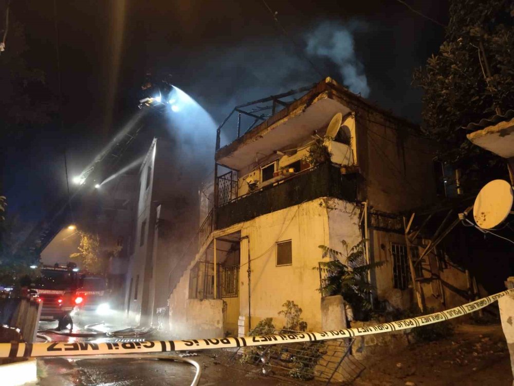 İstanbul Pendik’te iki katlı ev alev alev yandı