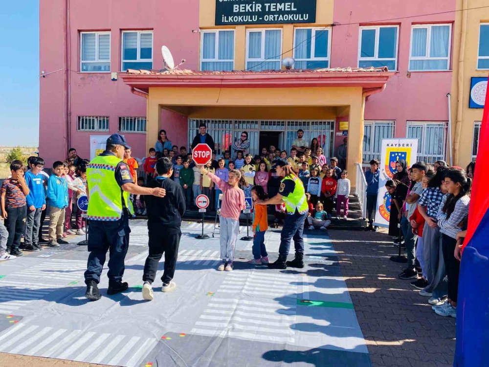 Kayseri'nin Tomarza’da öğrencilere trafik eğitimi verildi