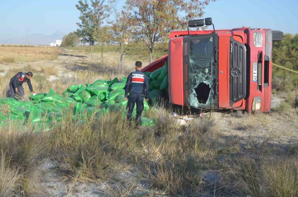 Konya'da yem yüklü kamyon devrildi: 1 ağır yaralı